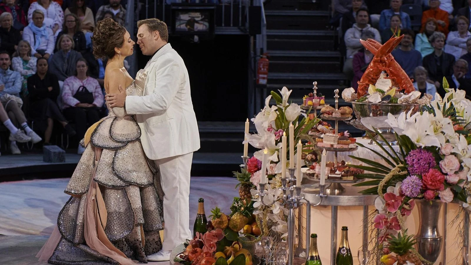 Kostümbild von Susanne Uhl für La traviata am Staatstheater Braunschweig (2025)